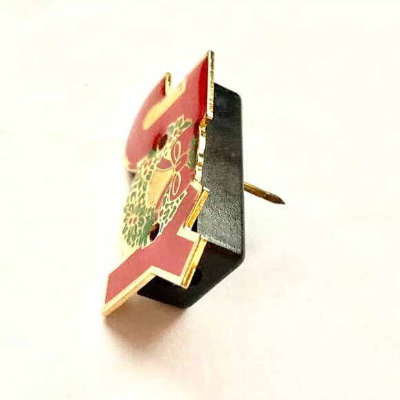 Vintage Christmas JOY Wreath Holly Tie Tac Lapel Pin Brooch Enamel Red Green - Picture 7 of 12